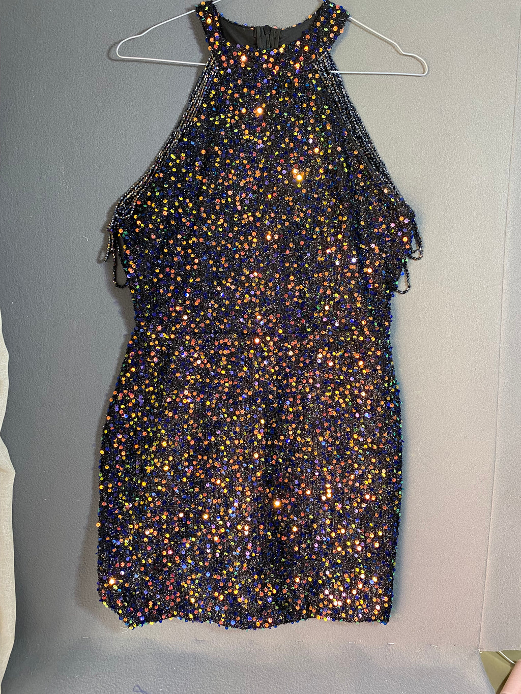 Robe à sequins irisés et encolure américaine perlée