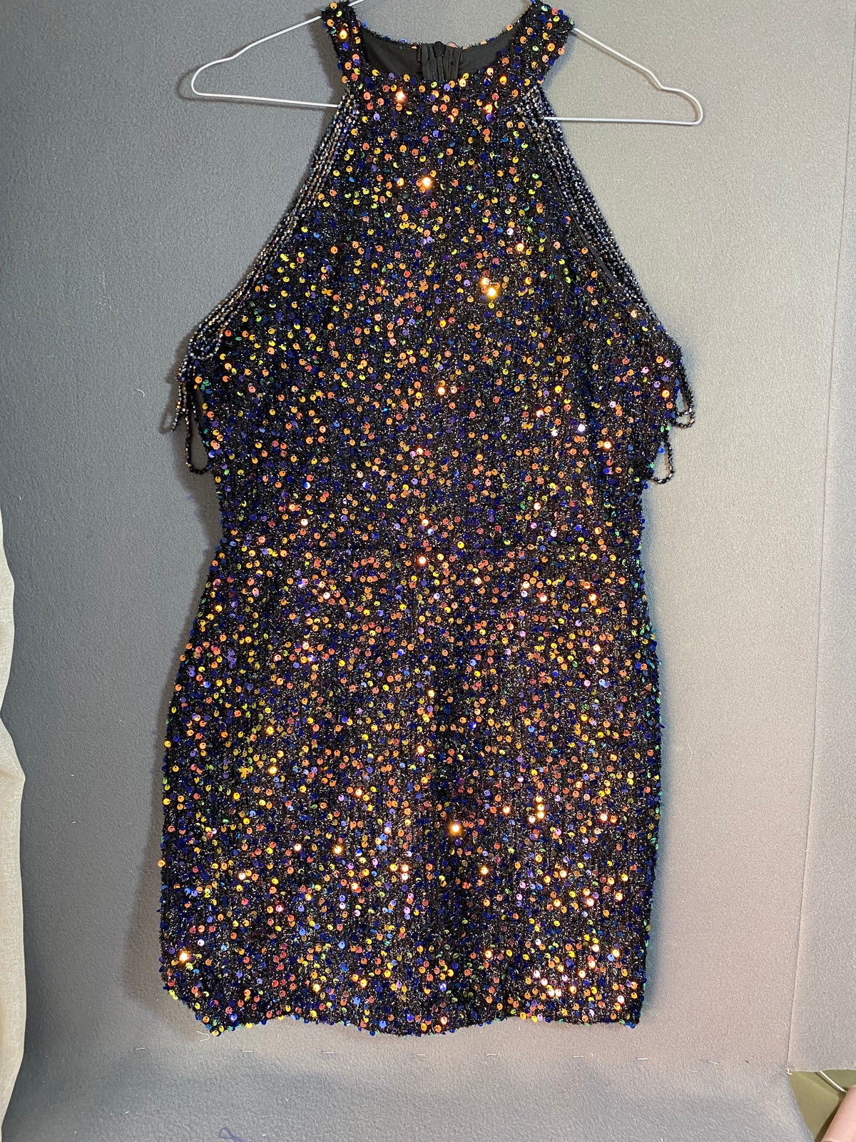 Robe à sequins irisés et encolure américaine perlée