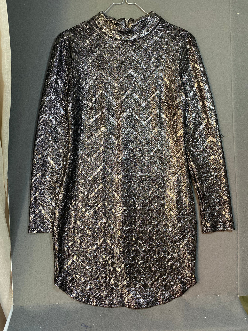 Robe métallisée noire à chevrons et col montant