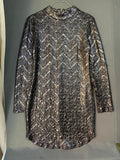Robe métallisée noire à chevrons et col montant
