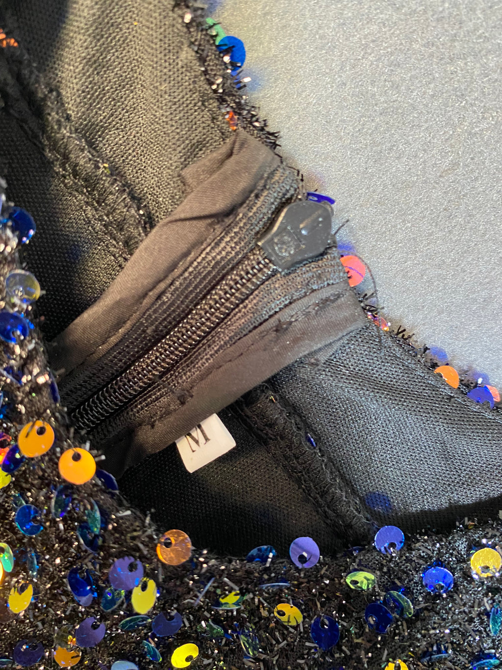 Robe à sequins irisés et encolure américaine perlée