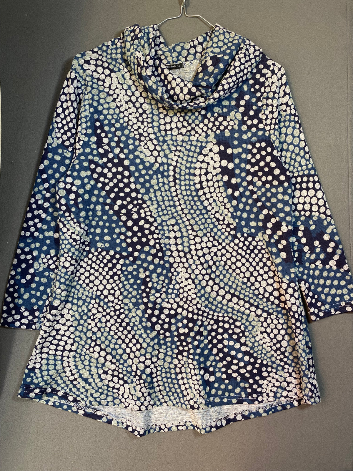 Tunique à col bénitier et pois bleu marine