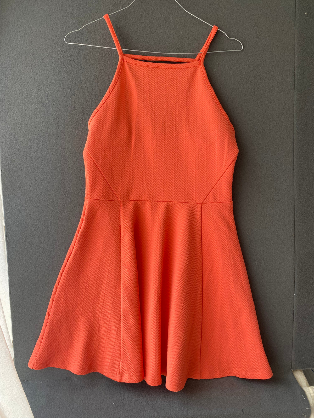 Robe patineuse corail à bretelles