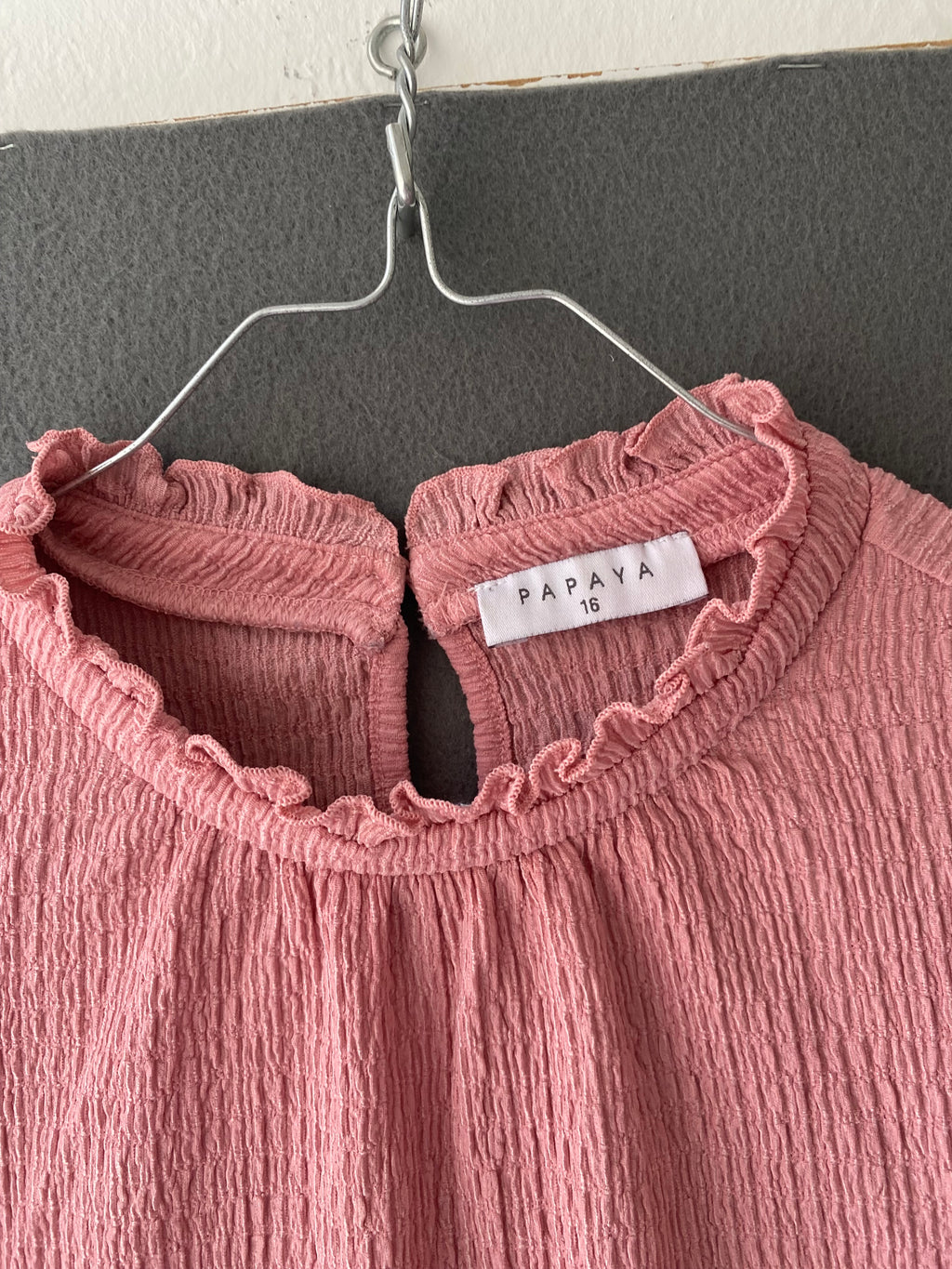 Blouse rose texturée à col volanté