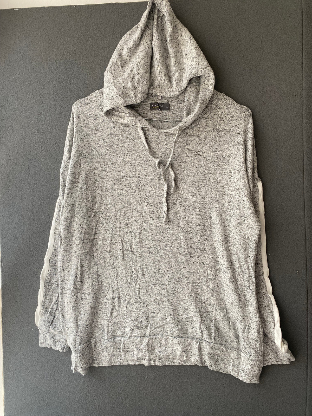 Sweat à capuche gris chiné à bandes blanches