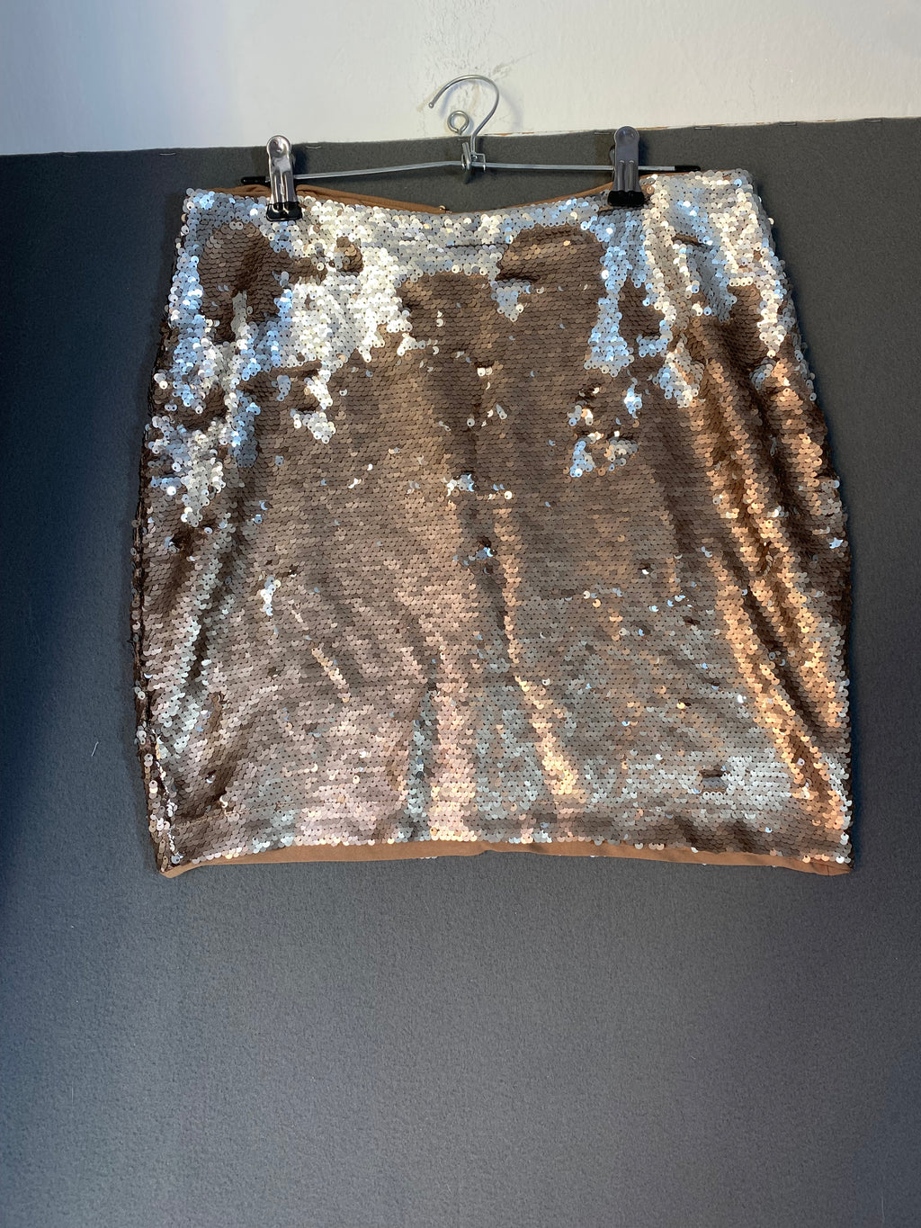 Mini-jupe à sequins réversibles cuivre et argent