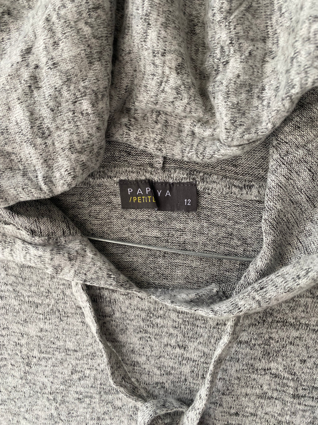Sweat à capuche gris chiné à bandes blanches