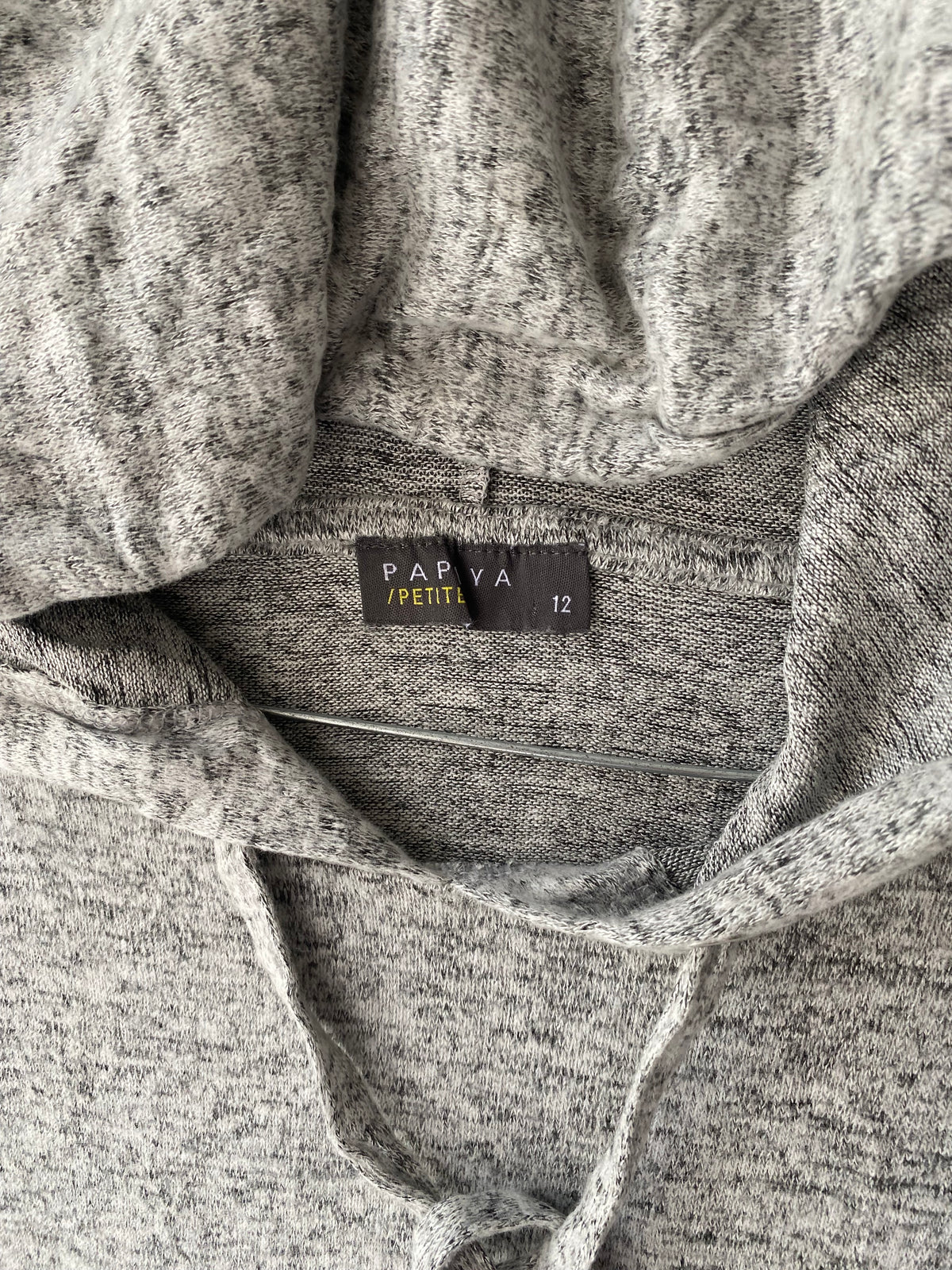 Sweat à capuche gris chiné à bandes blanches