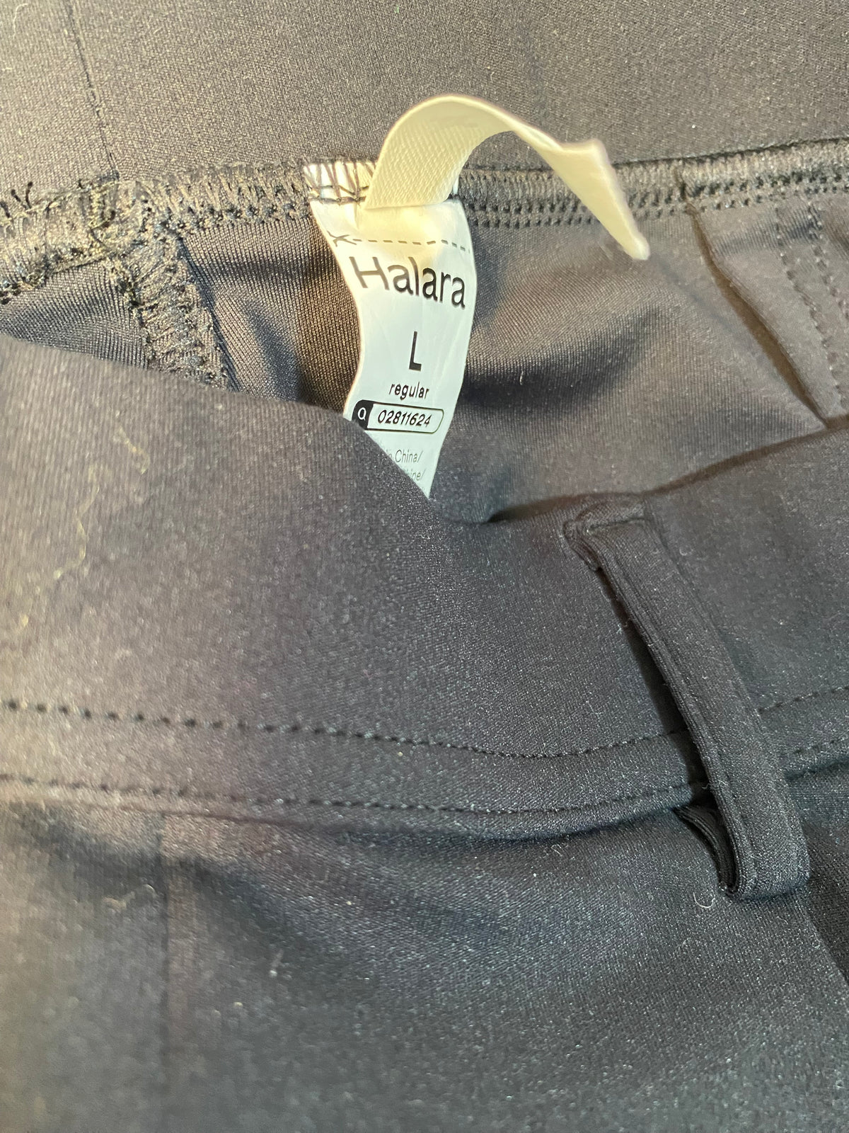 Pantalon noir à pinces et jambe droite