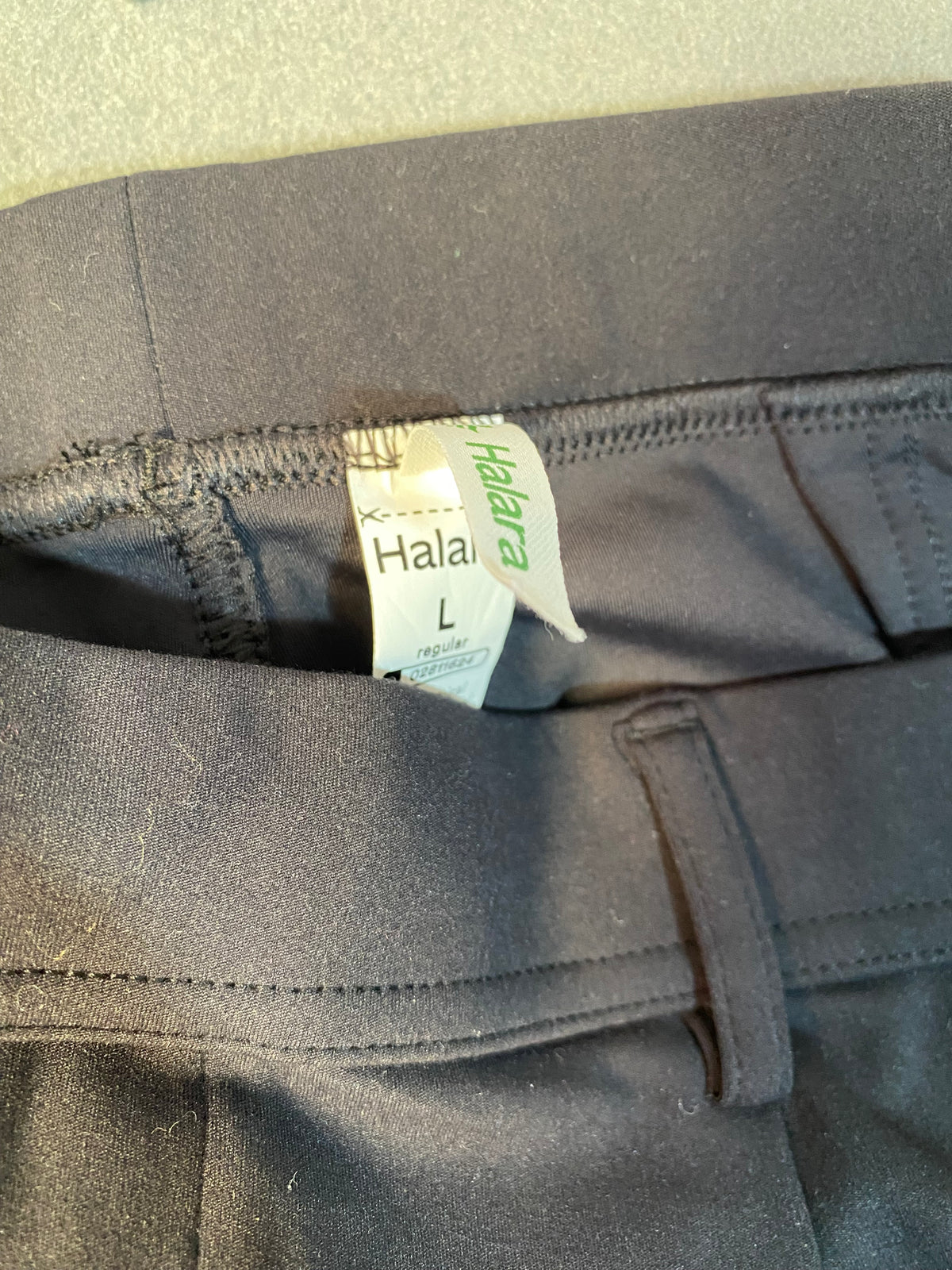 Pantalon noir à pinces et jambe droite