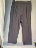 Pantalon noir à pinces et jambe droite