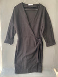 Robe portefeuille noire à nœud sur le côté