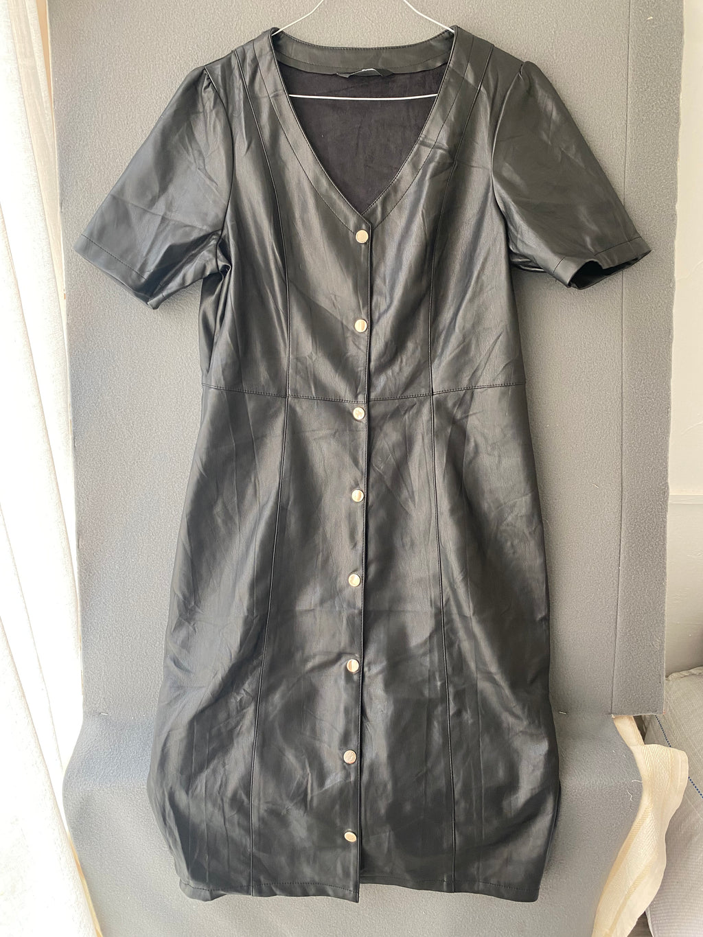 Robe en simili cuir noire à boutons-pression