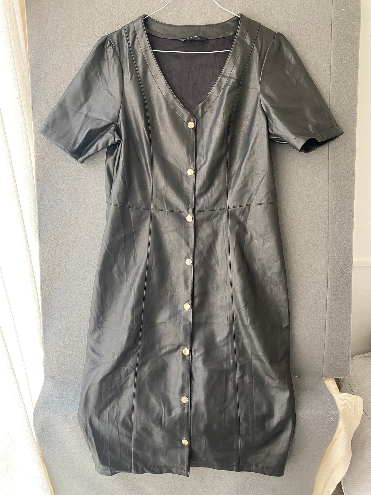 Robe en simili cuir noire à boutons-pression