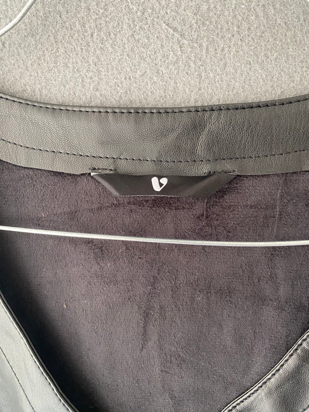 Robe en simili cuir noire à boutons-pression
