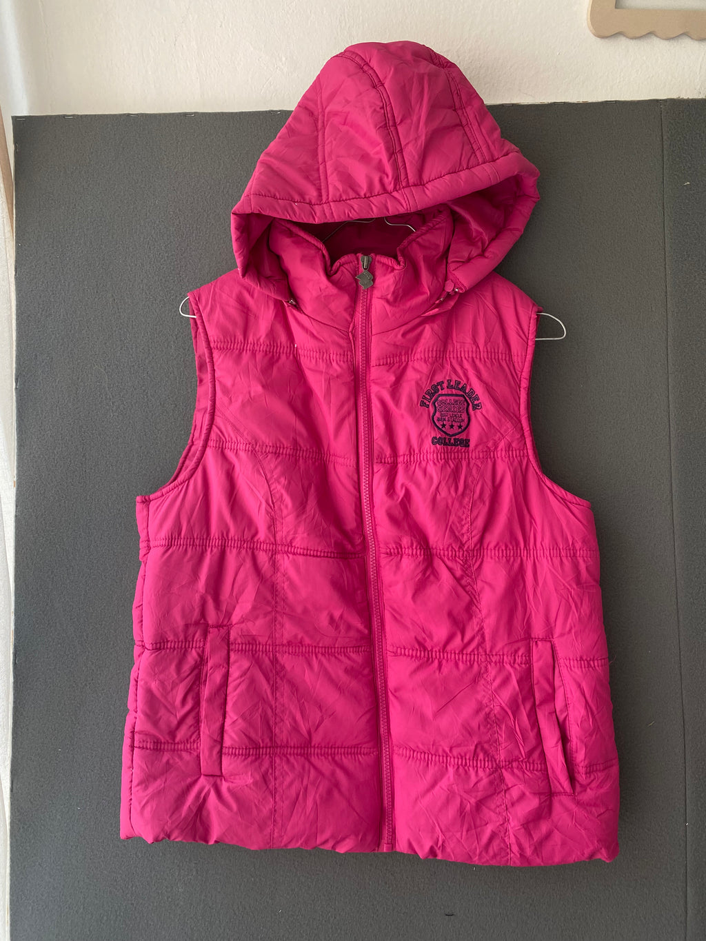 Doudoune sans manches fuchsia à capuche
