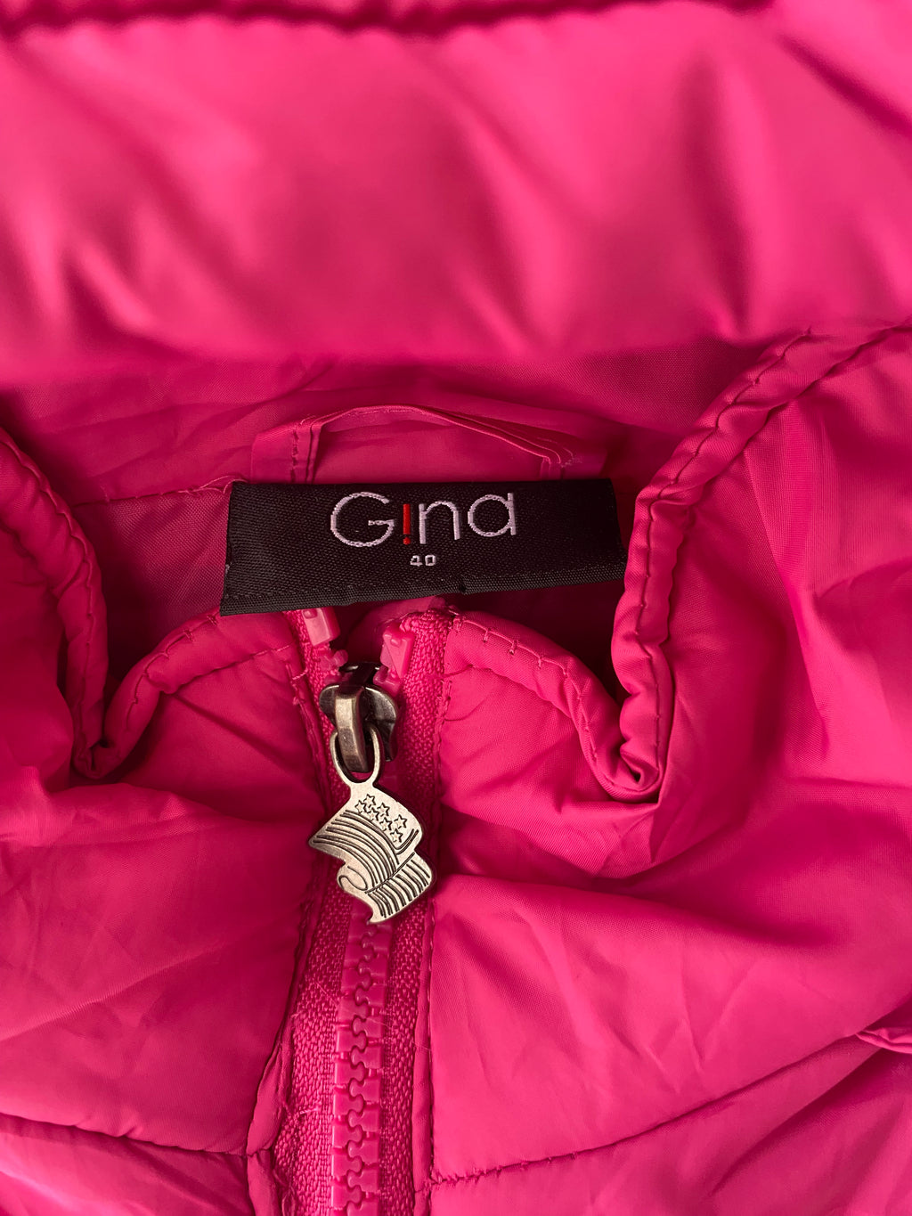 Doudoune sans manches fuchsia à capuche