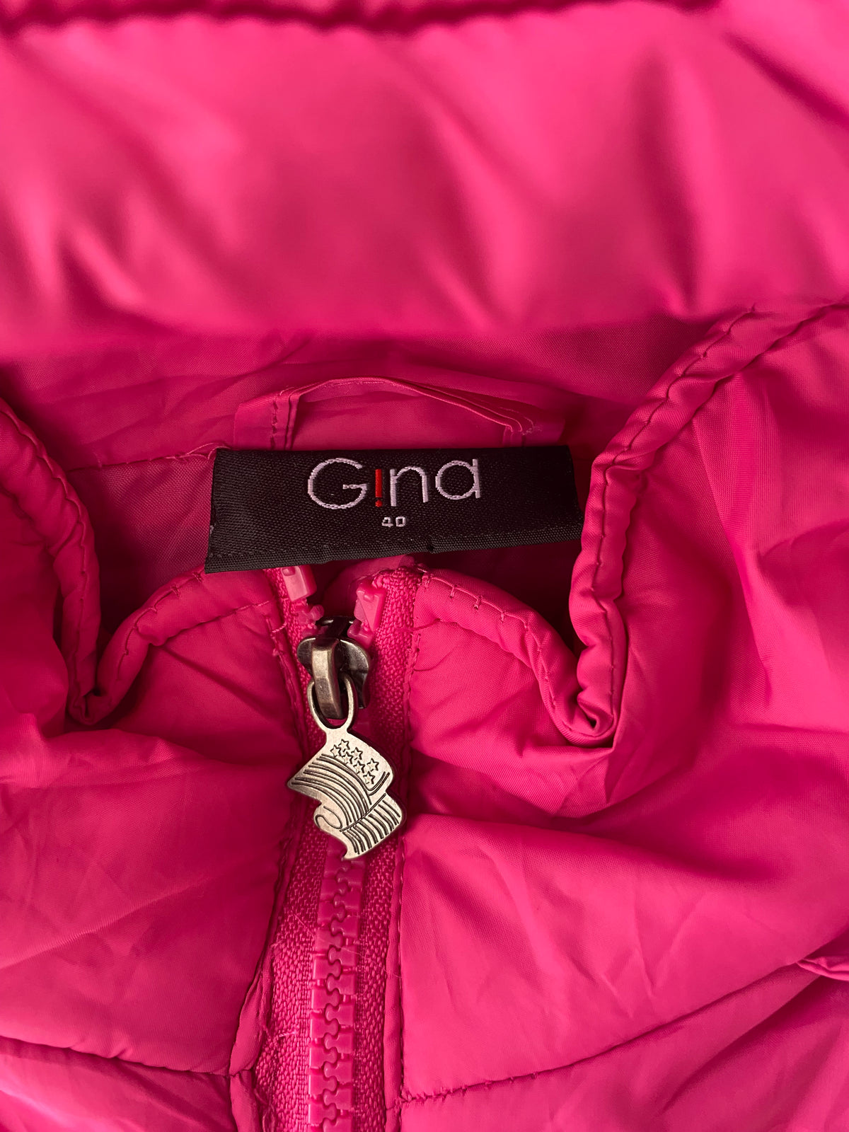 Doudoune sans manches fuchsia à capuche