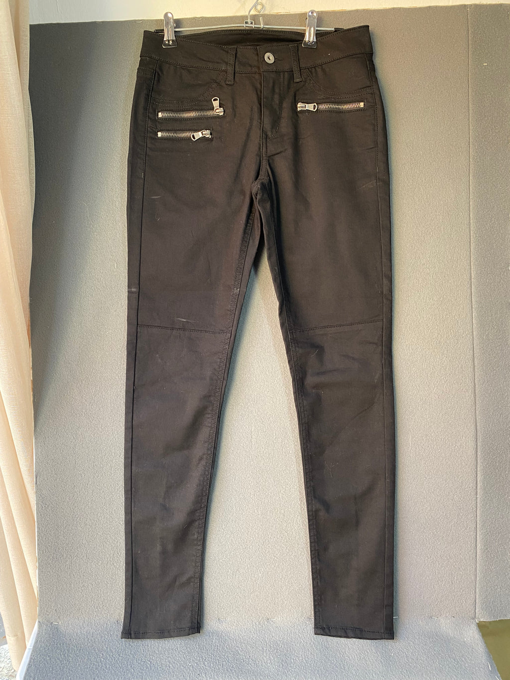 Pantalon slim noir à zips décoratifs