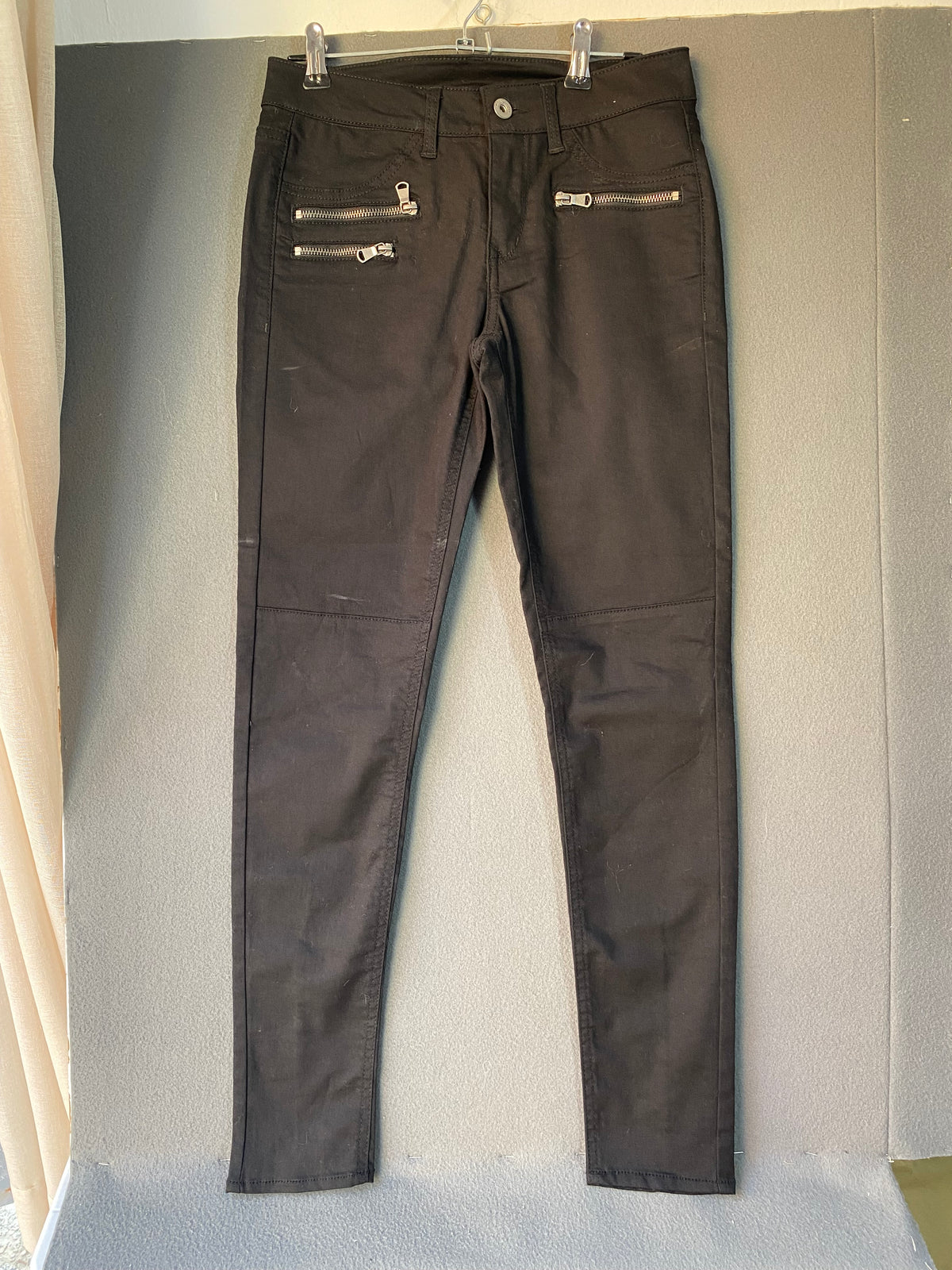Pantalon slim noir à zips décoratifs