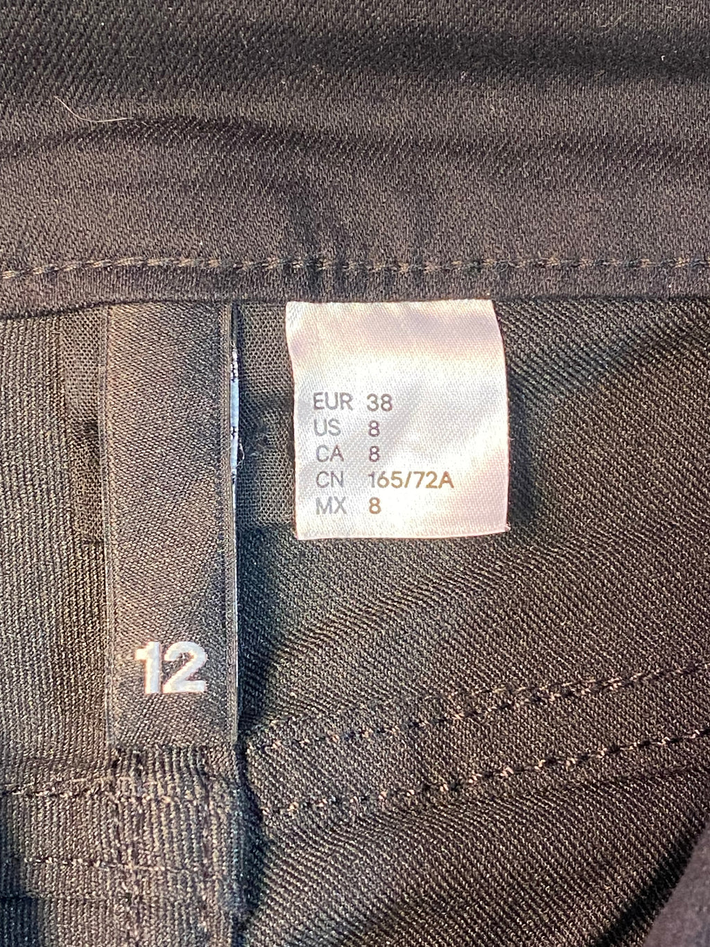 Pantalon slim noir à zips décoratifs
