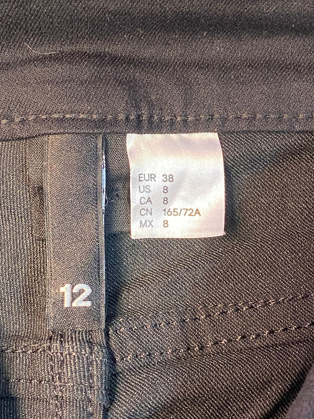 Pantalon slim noir à zips décoratifs