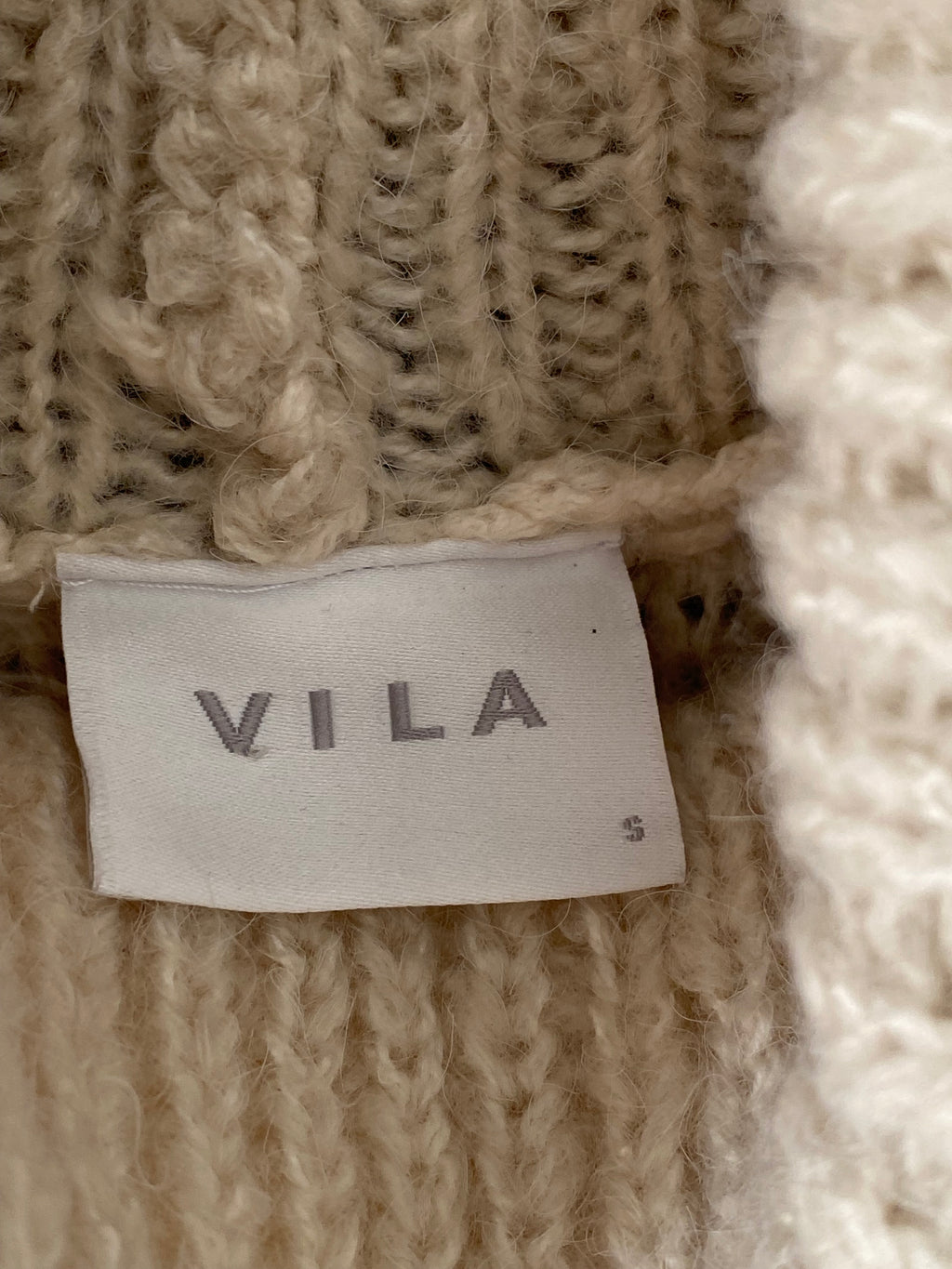 Pull sans manches col roulé écru en maille côtelée