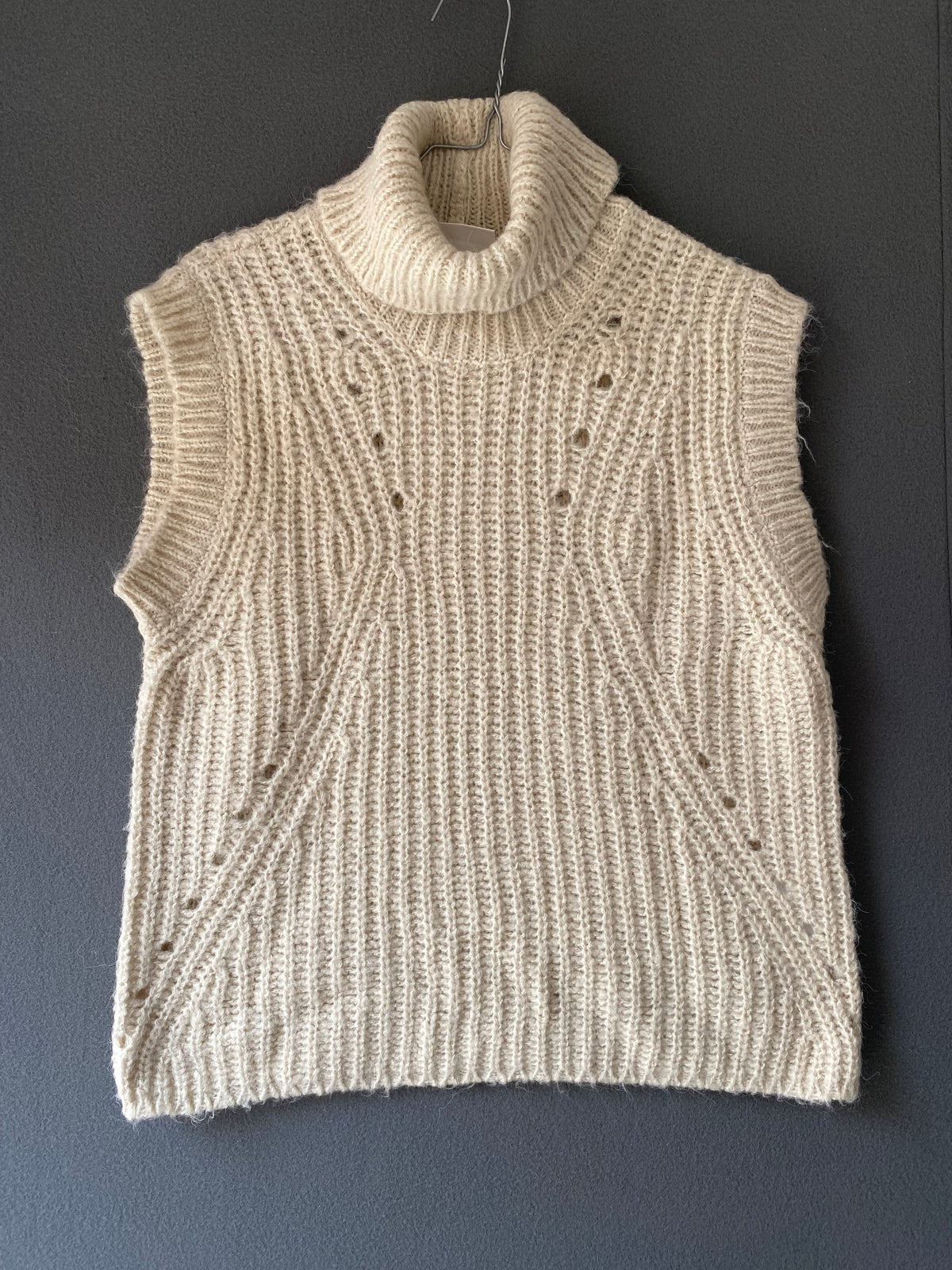 Pull sans manches col roulé écru en maille côtelée