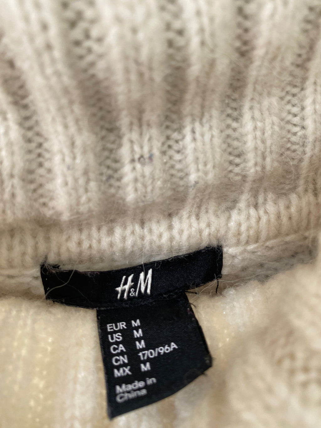 Pull oversize col roulé écru à torsades