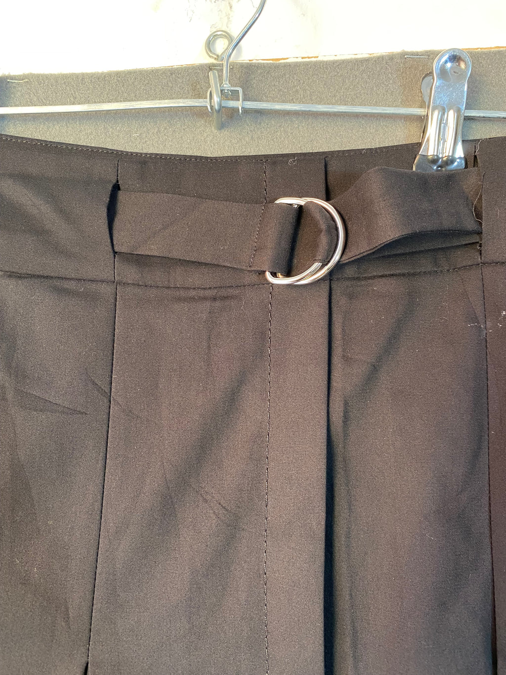 Jupe midi évasée noire à ceinture à anneau