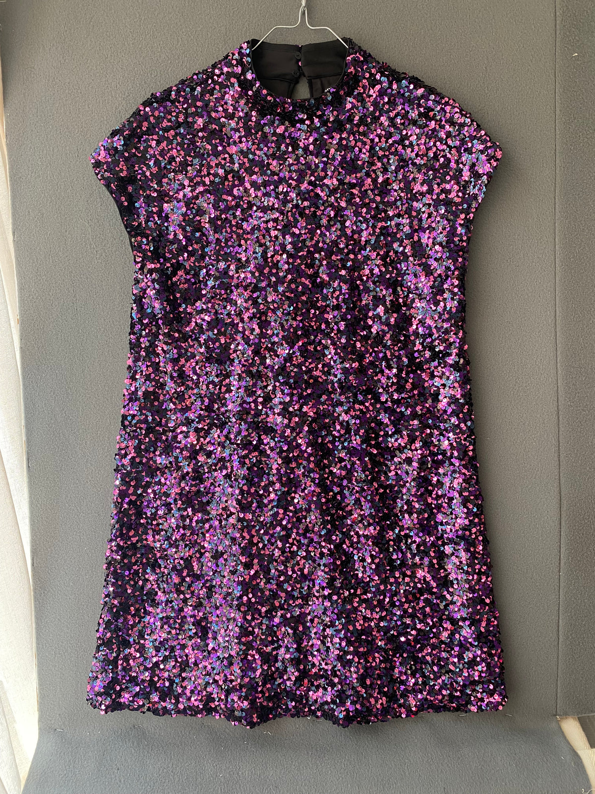 Robe à sequins violet et rose à col montant
