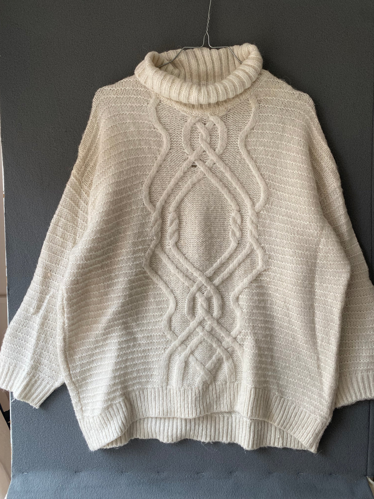 Pull oversize col roulé écru à torsades