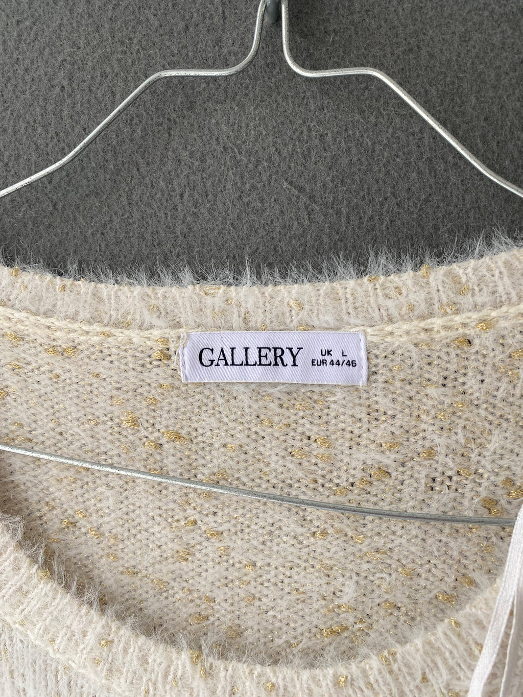 Pull poilu écru à fils dorés