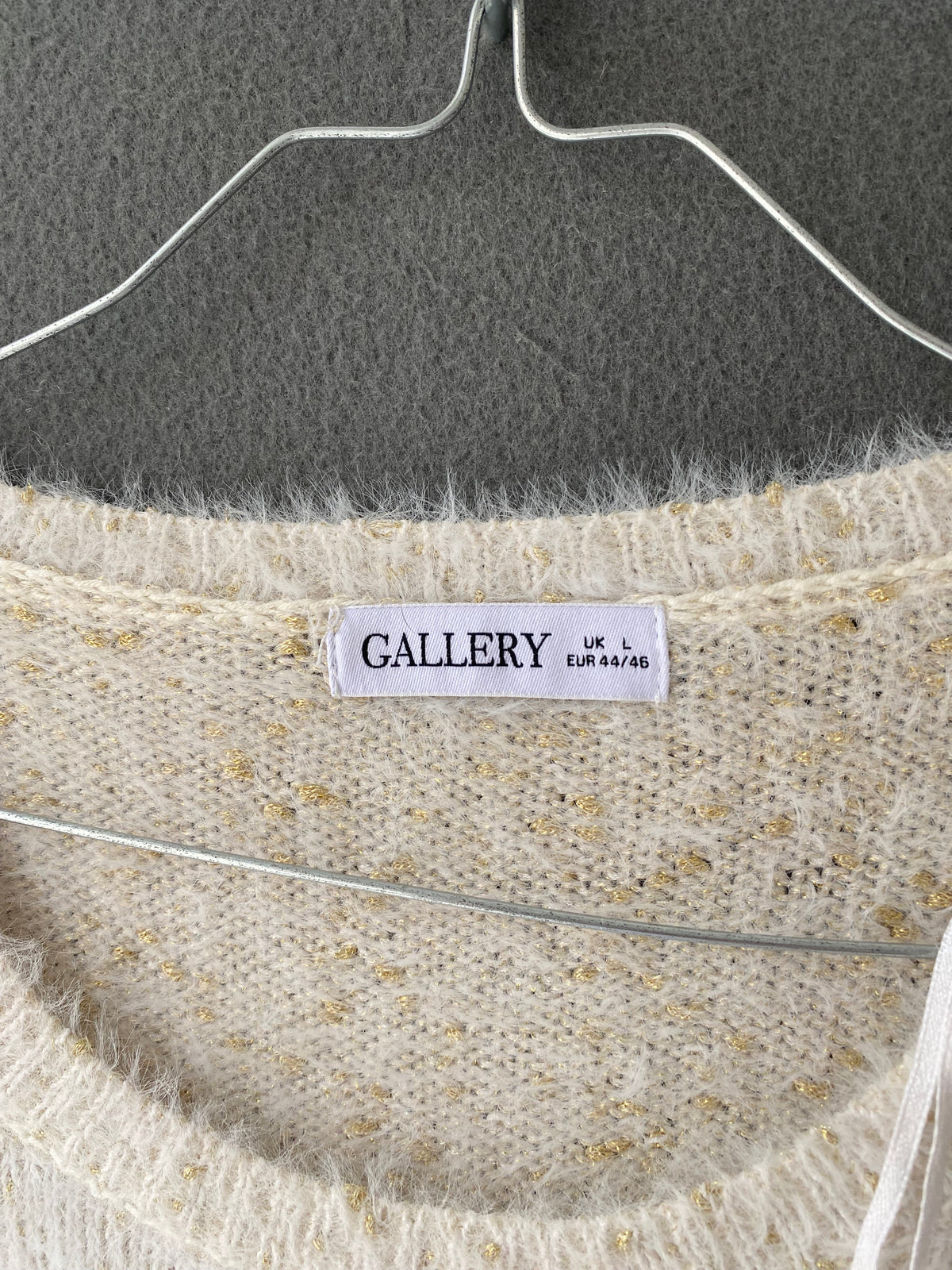 Pull poilu écru à fils dorés