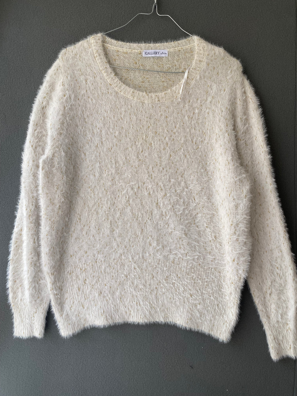 Pull poilu écru à fils dorés