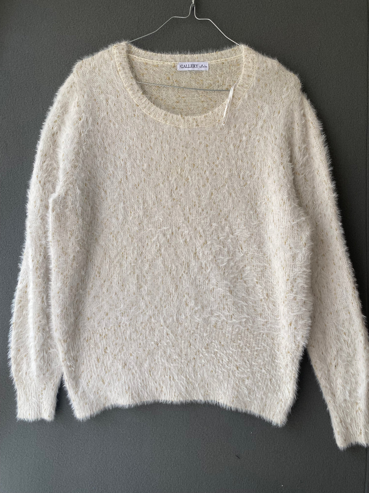 Pull poilu écru à fils dorés