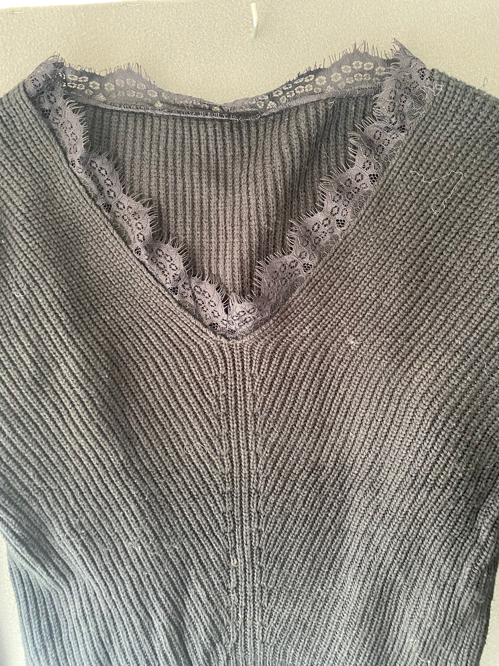 Pull noir col V bordé de dentelle