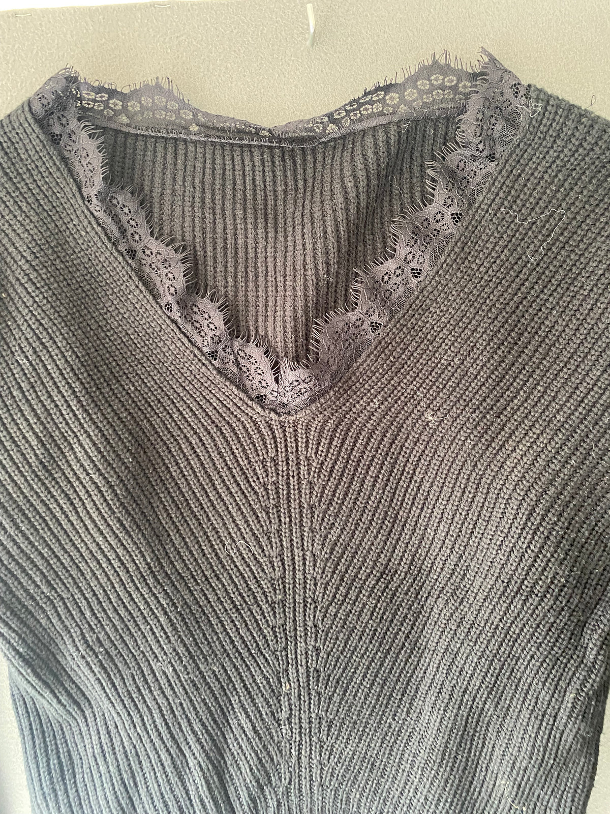 Pull noir col V bordé de dentelle