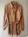 Robe chemise en simili cuir camel ceinturée