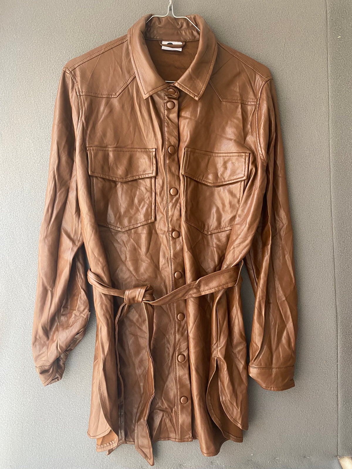 Robe chemise en simili cuir camel ceinturée