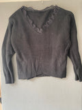 Pull noir col V bordé de dentelle