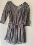 Robe noire en dentelle à manches 3/4