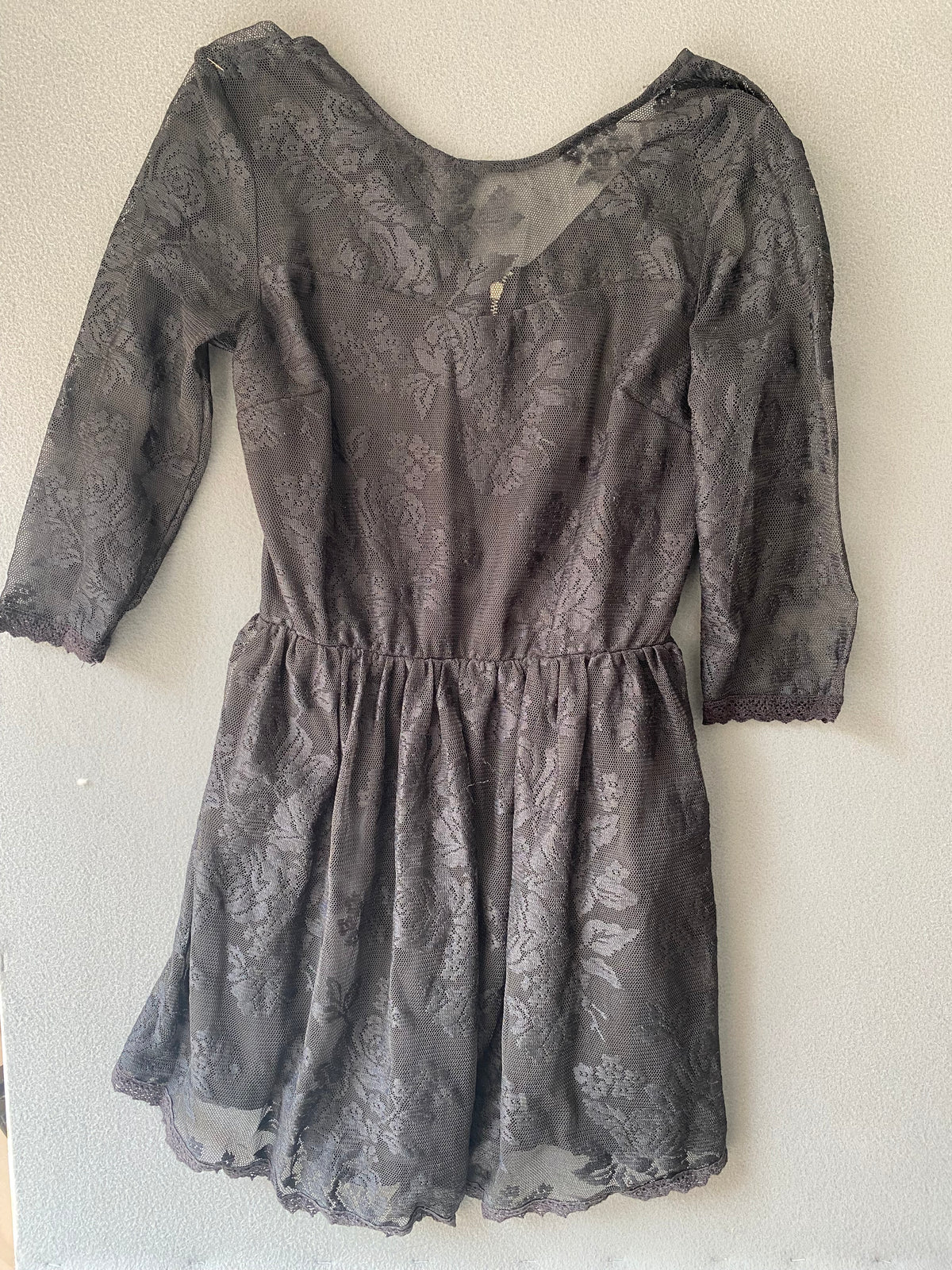 Robe noire en dentelle à manches 3/4