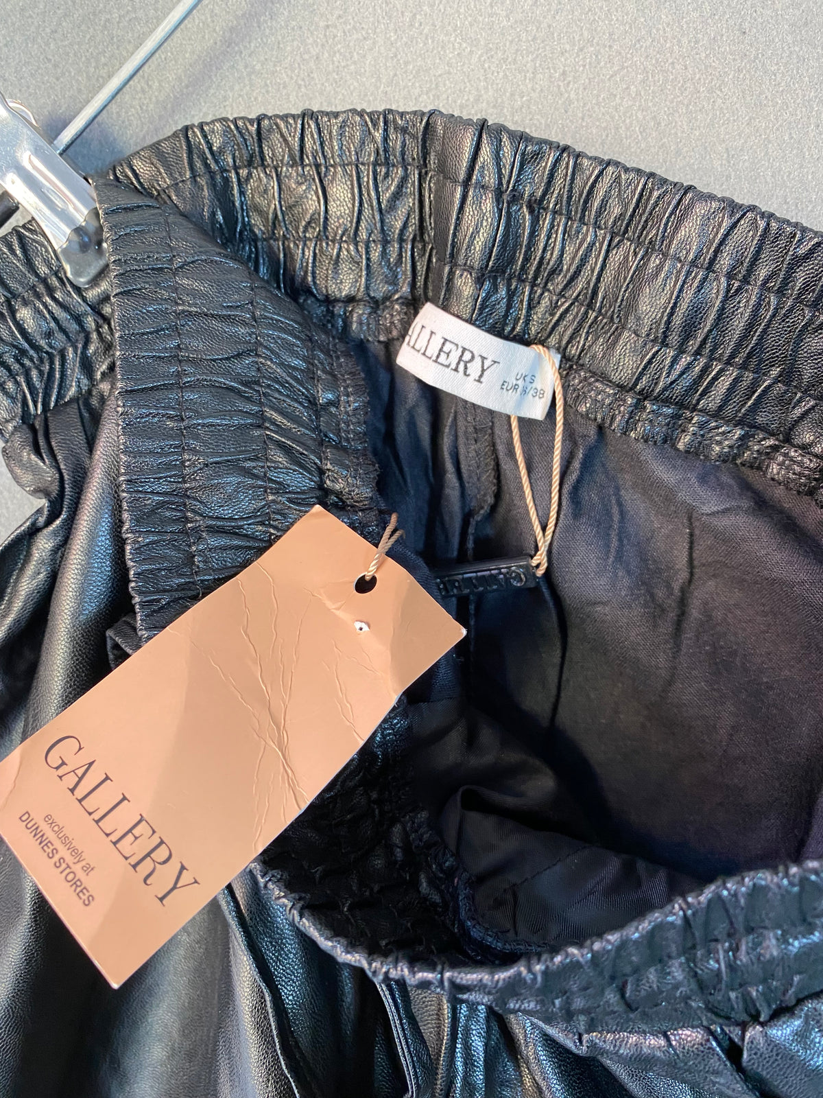 Jogger en simili cuir noir à cordon
