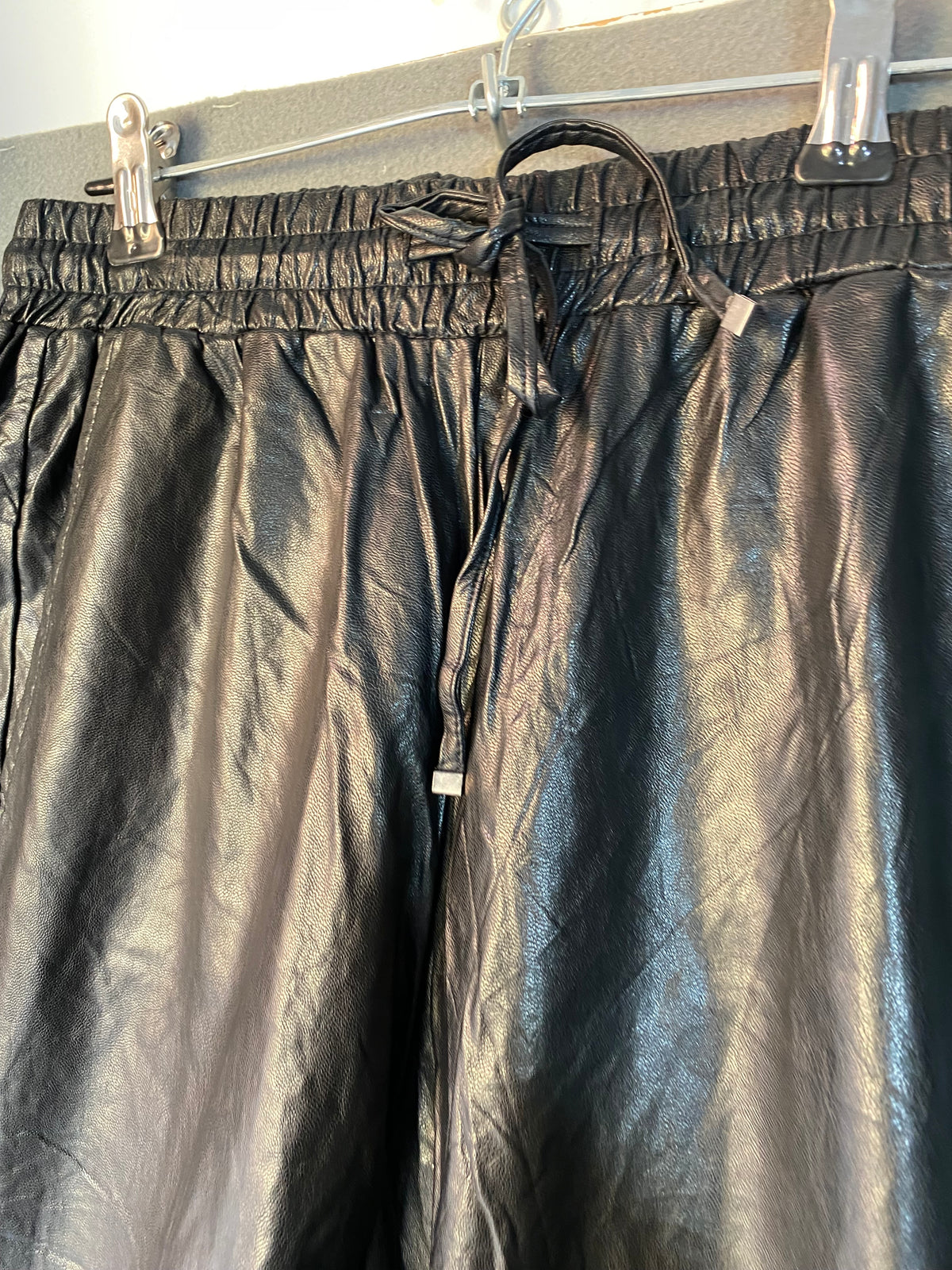 Jogger en simili cuir noir à cordon