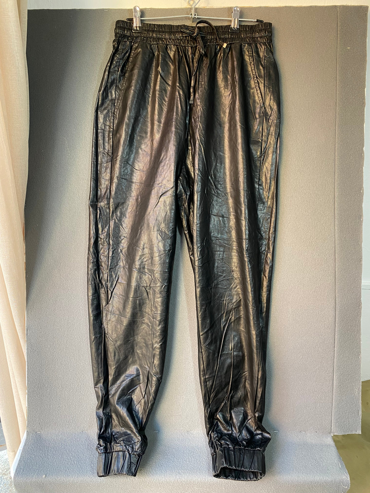 Jogger en simili cuir noir à cordon