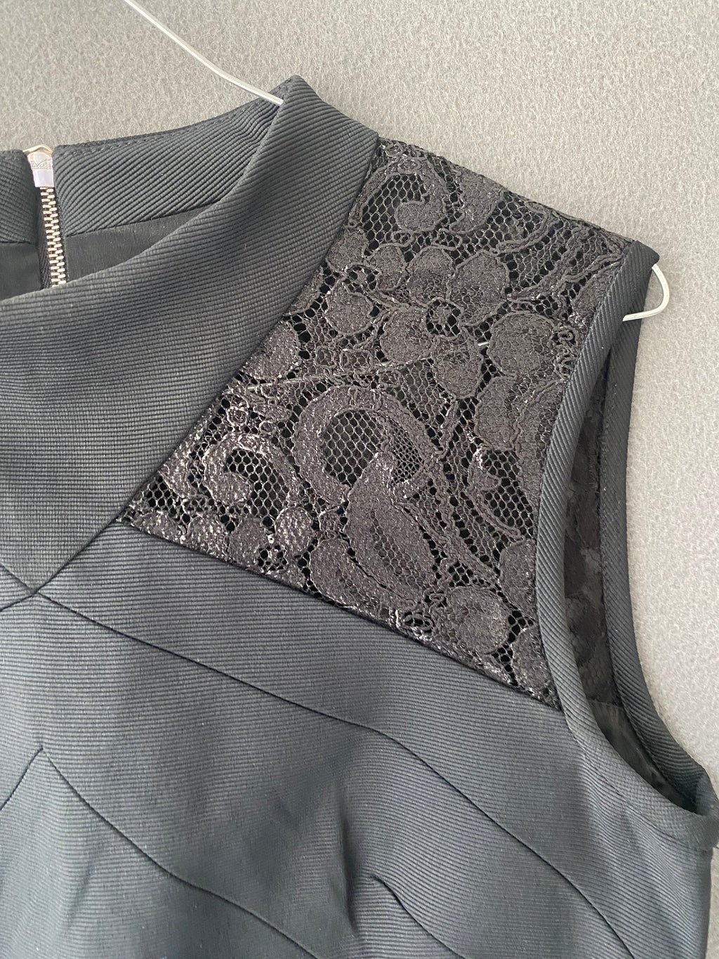 Robe fourreau noire à col montant et dentelle