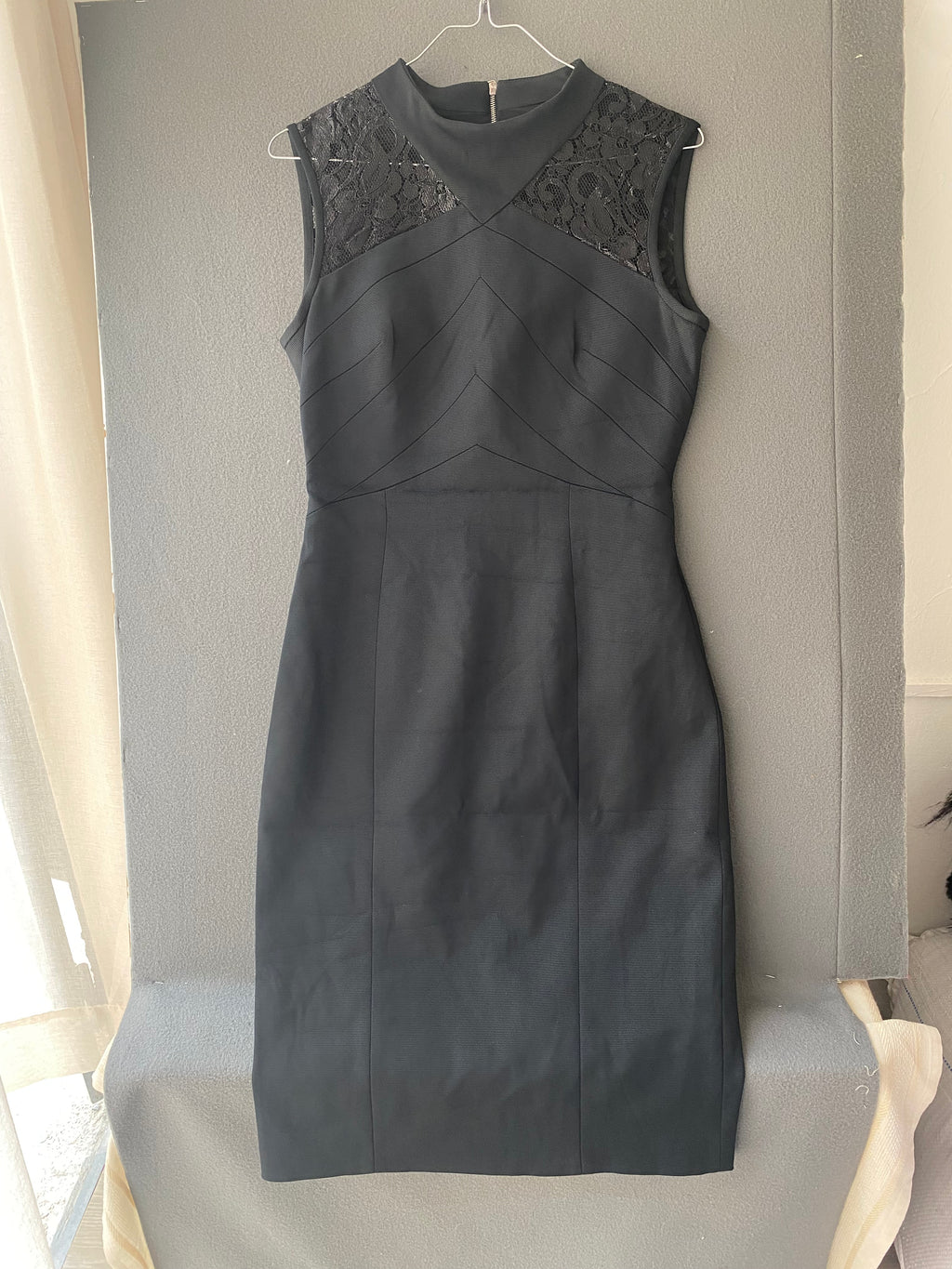 Robe fourreau noire à col montant et dentelle