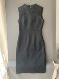 Robe fourreau noire à col montant et dentelle
