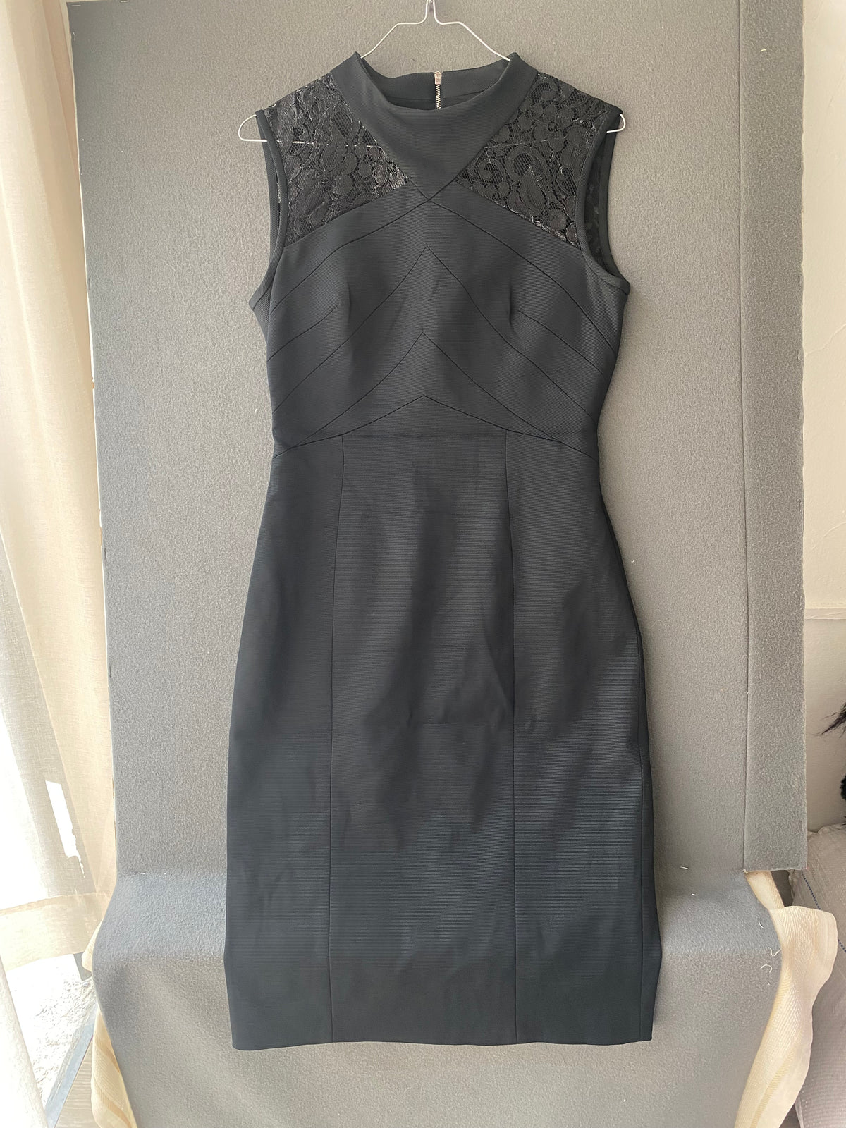 Robe fourreau noire à col montant et dentelle